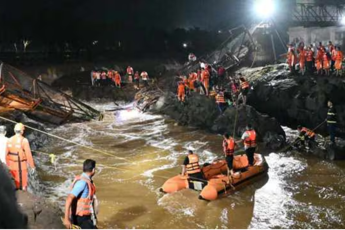 Indrayani River Bridge Collapse: Search and Rescue Efforts Halted at Kundamala Location in Pune